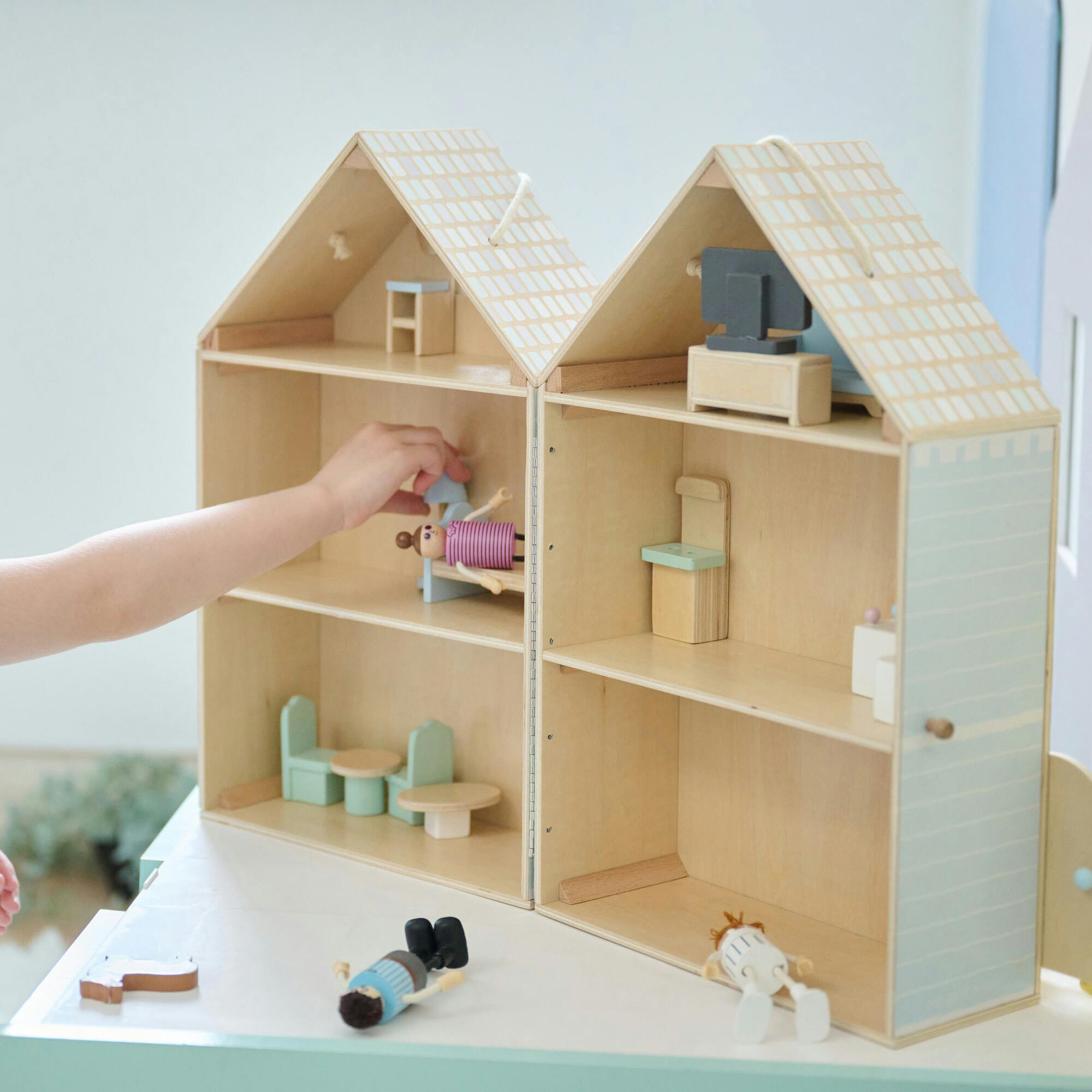 Olivia'S Little World The Lovely Townhouse Wooden Carry-On Dollhouse With 18 Accessories