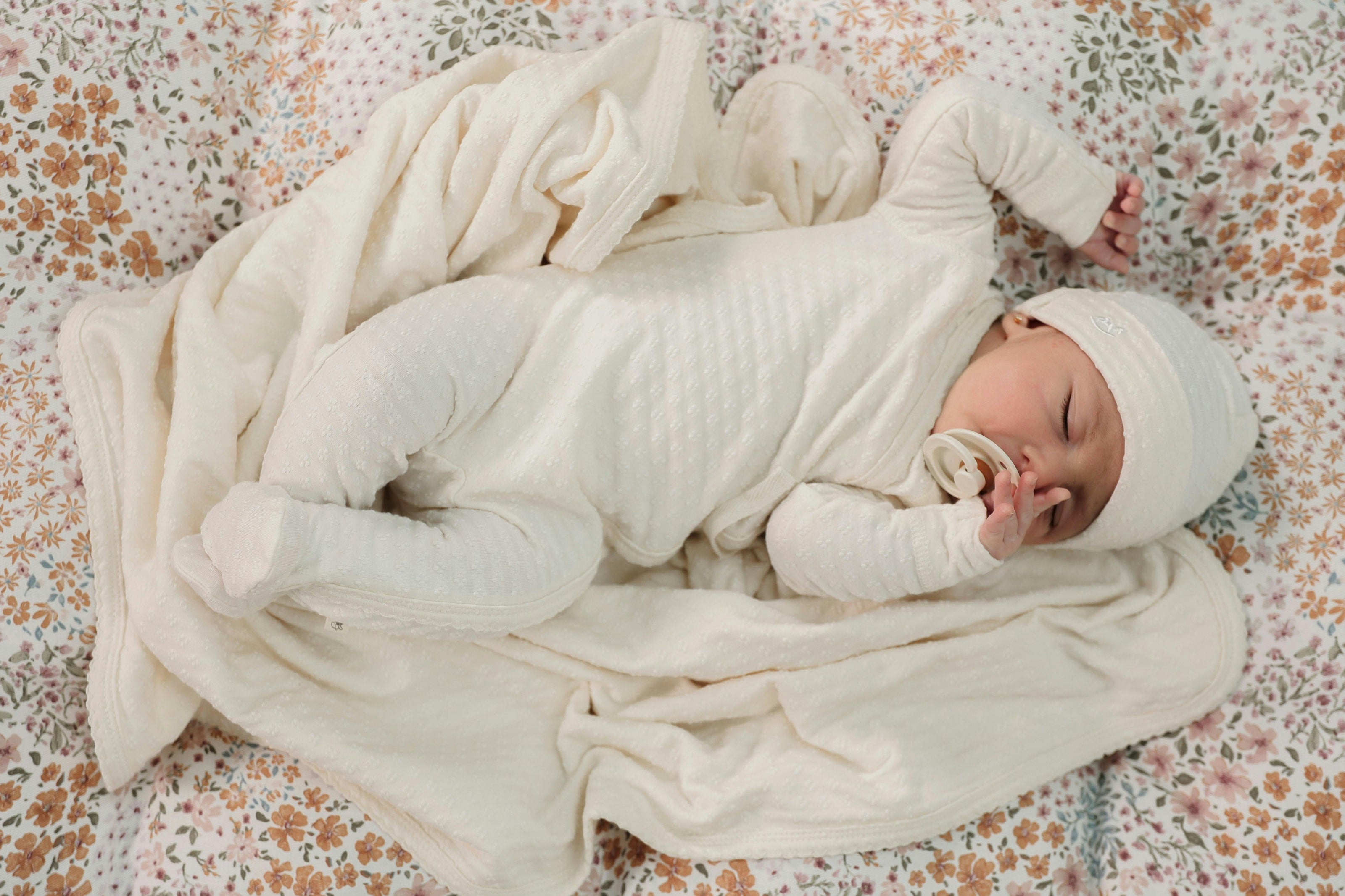 Embossed Diamond Blanket Off White